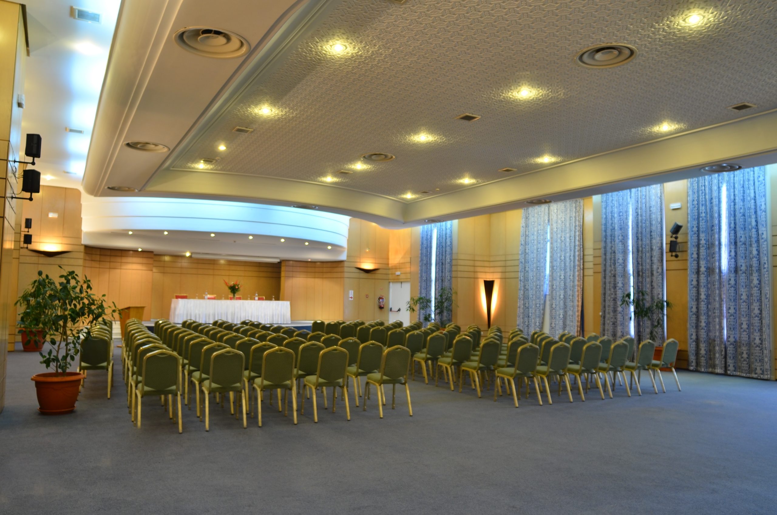 https://www.royalgarden.com.tn/wp-content/uploads/2021/11/Salle-pleniere-El-Majlis2-scaled.jpg