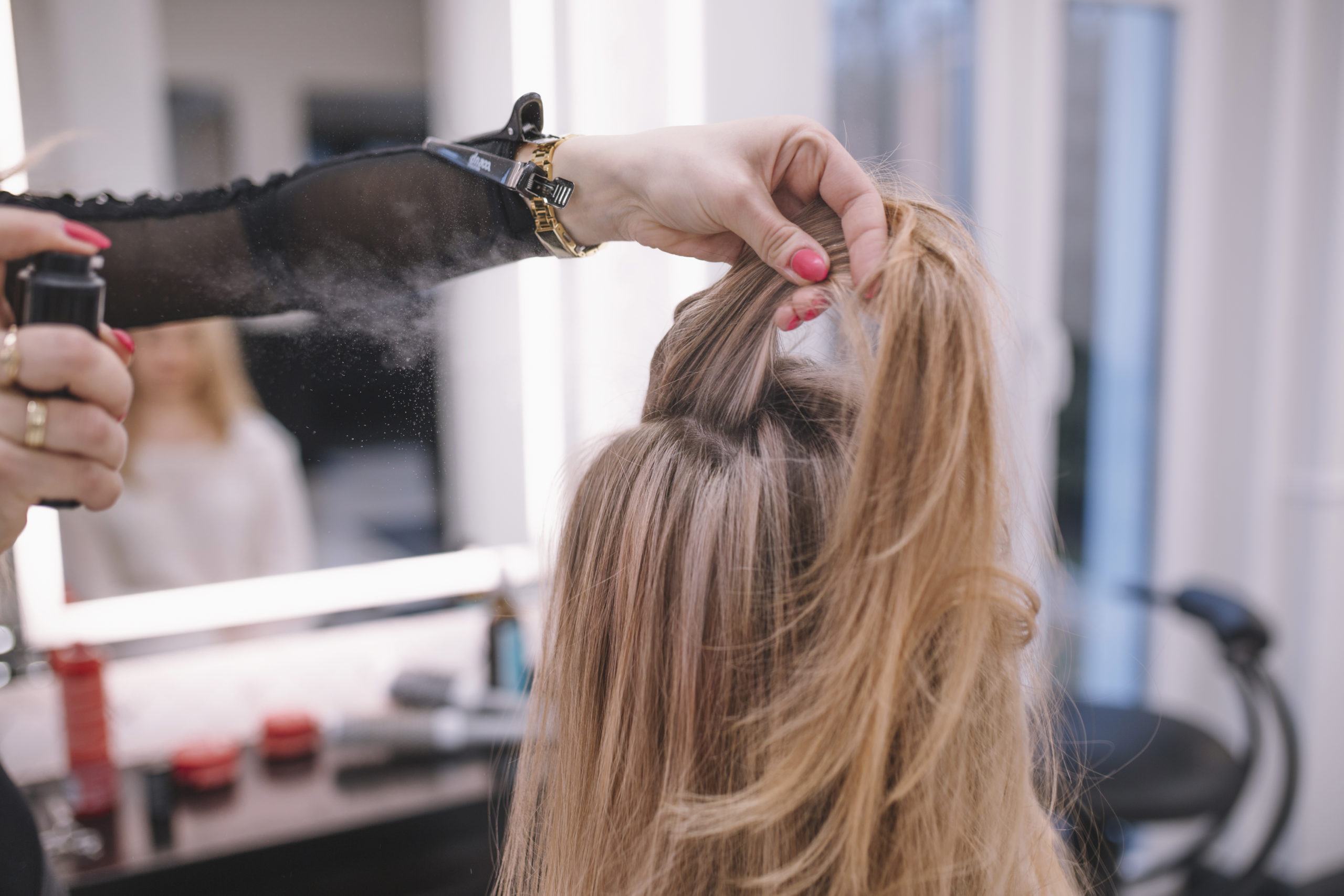 https://www.royalgarden.com.tn/wp-content/uploads/2021/11/woman-doing-hairstyle-for-client-scaled.jpg